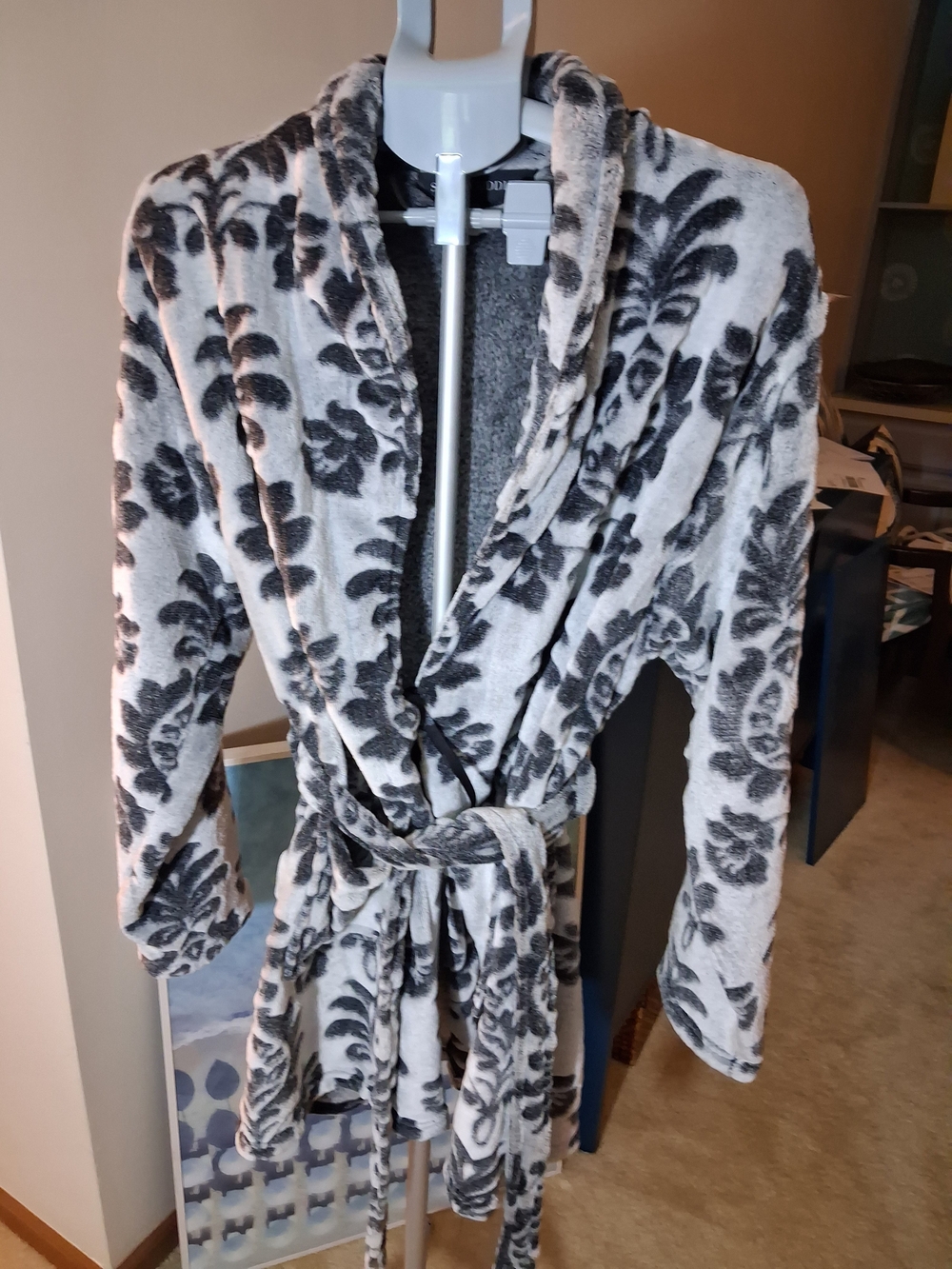 Plush Floral Print Wrap Robe - Dark and Light Gray Pattern